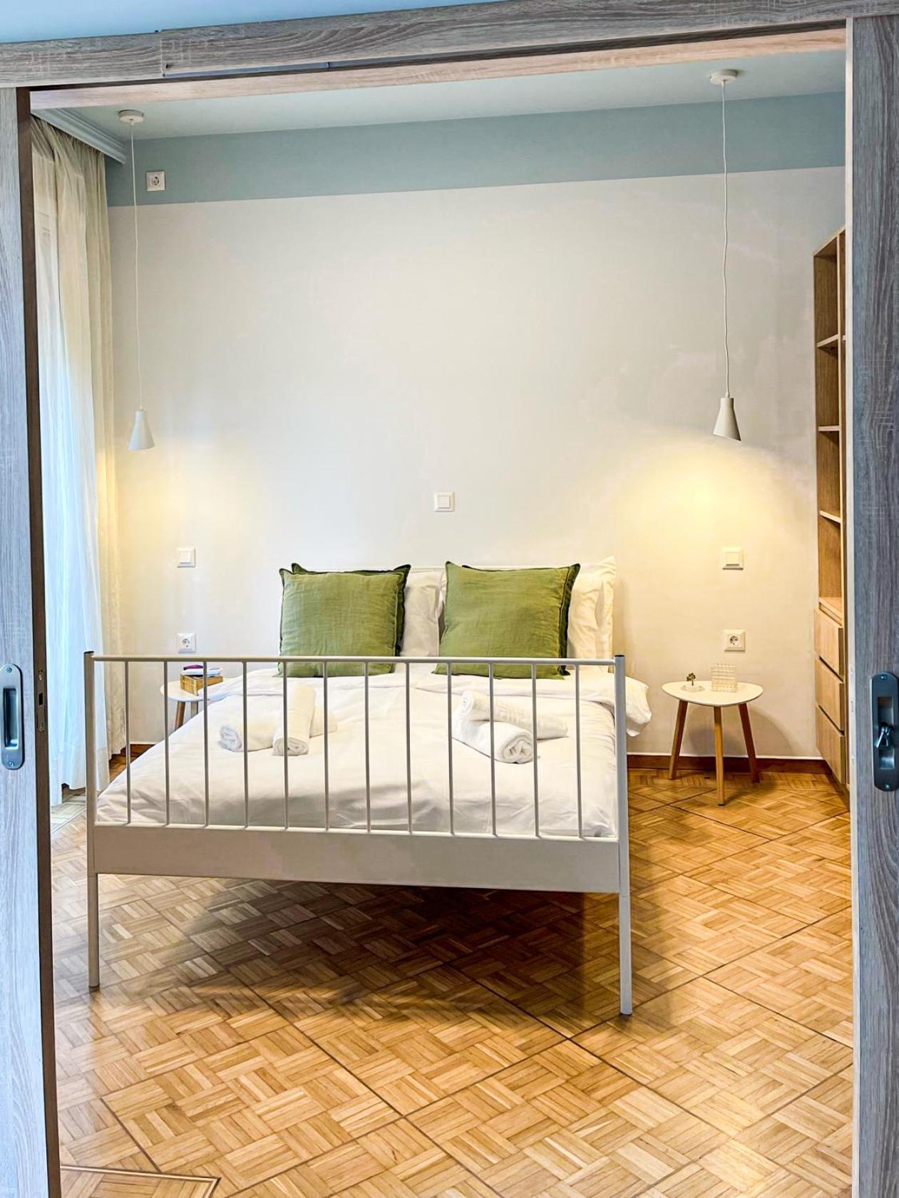 Apartment Near Metro + Port Piraeus Buitenkant foto